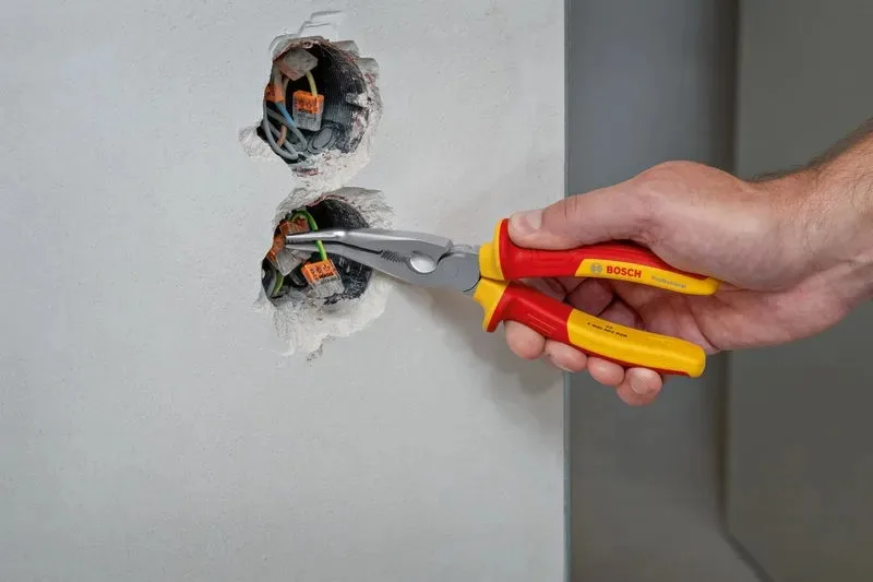 Плоскогубці з довгим носом зігнуті Bosch Professional, VDE 200мм 40° замінити на:

Зігнуті плоскогубці з подовженим носом Bosch