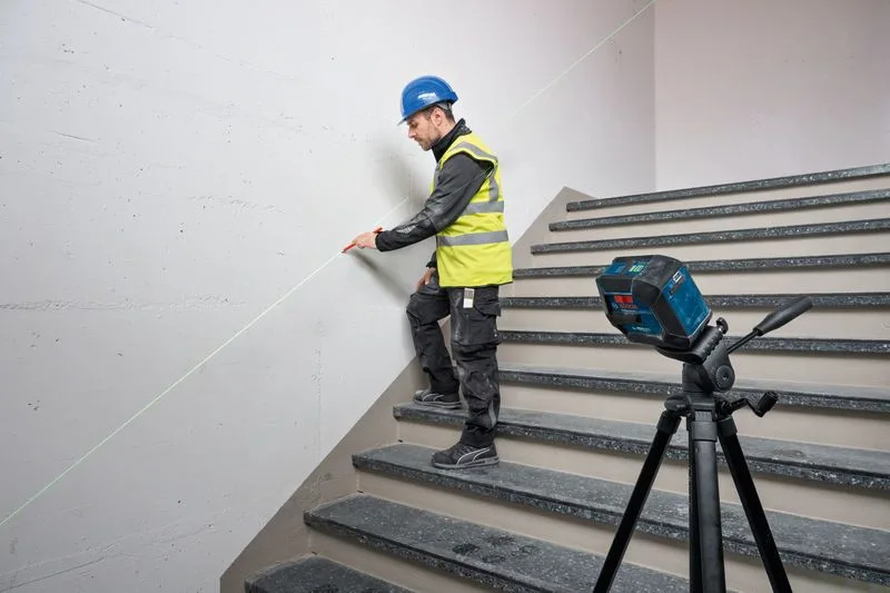 Лазерный нивелир Bosch Professional GLL 20-22 G 37В/4АА до 20м ±03мм/м, зеленый лазер, чехол и штатив, защита IP 65
