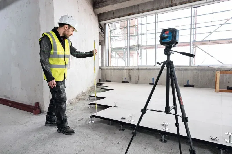 Лазерный нивелир Bosch Professional GLL 20-22 G 37В/4АА до 20м ±03мм/м, зеленый лазер, чехол и штатив, защита IP 65
