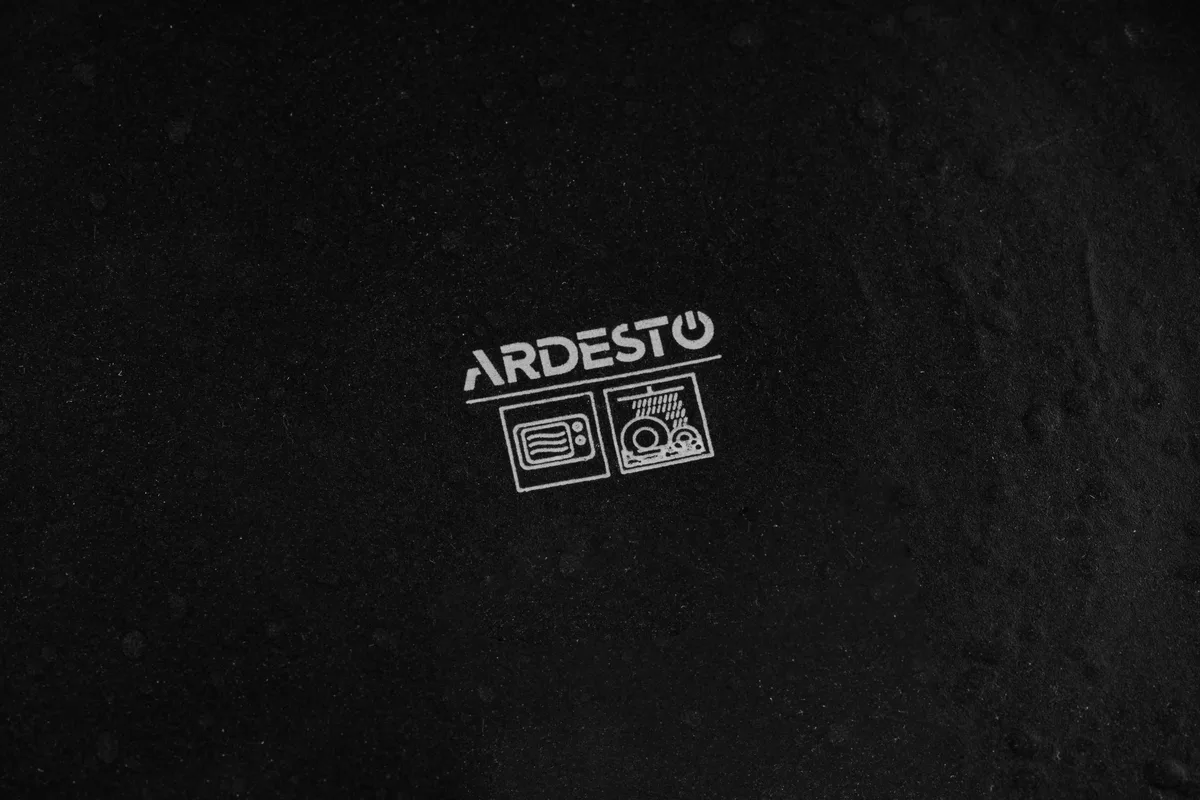 Супова тарілка ARDESTO Trento, 21.5 см, керамічна, чорного кольору.