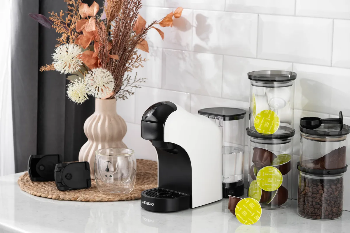 Кавоварка ARDESTO 3в1, 0.9л, для капсул Nespresso і Nescafe Dolce Gusto, мелена кава, з сенсорним управлінням, біла.