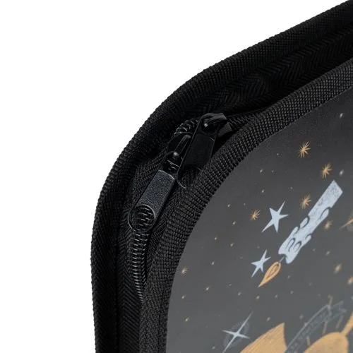 Портфель на блискавці Kite A3+ для малювання та креслення з м'якими ручками та регульованою лямкою.