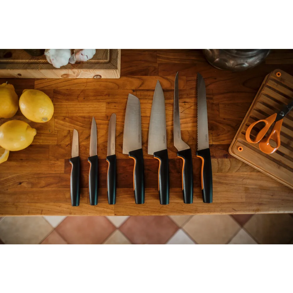 Кухонний ніж для приготування їжі Santoku Fiskars Functional Form, 16 см, з нержавіючої сталі, з пластиковою ручкою, чорного кольо