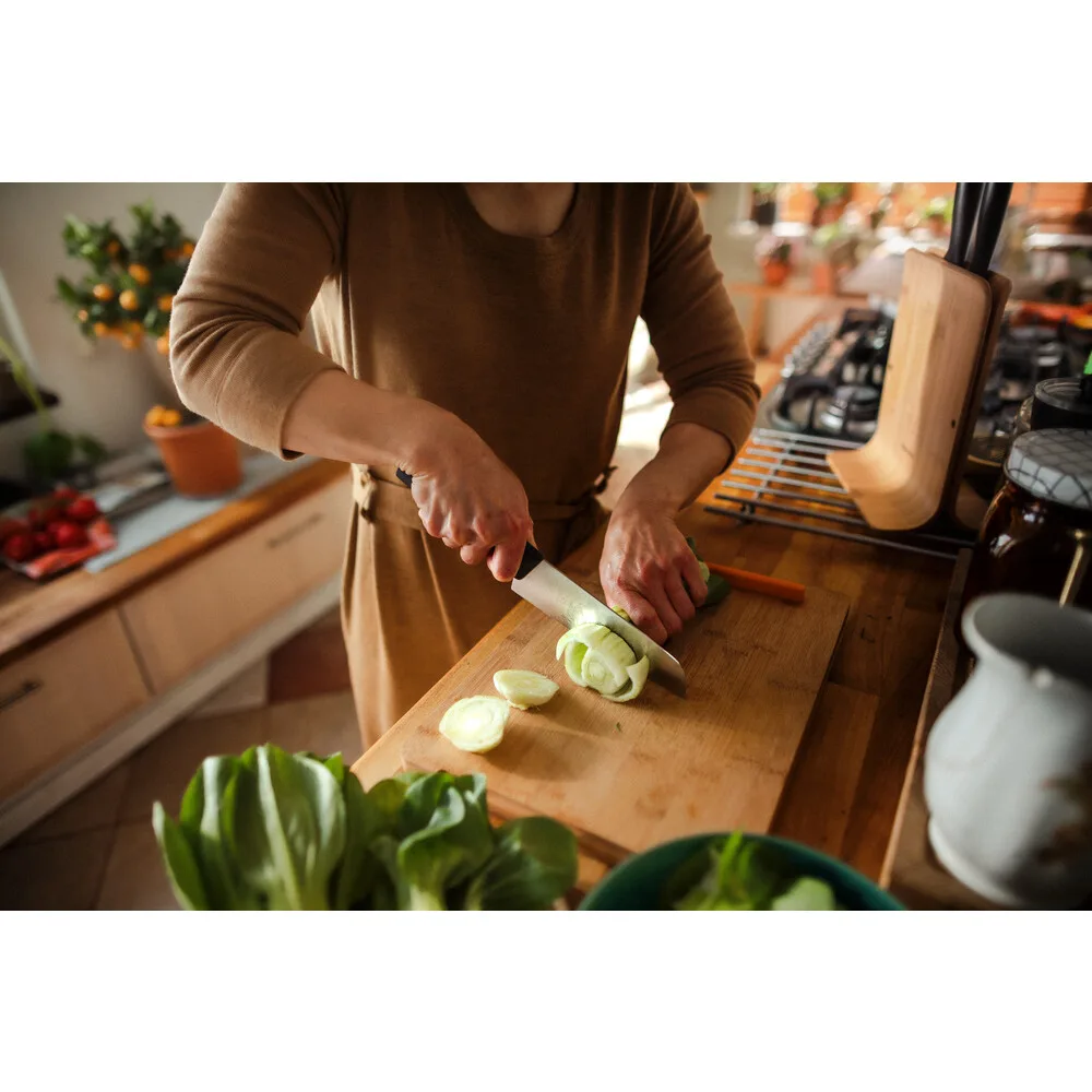 Кухонний ніж для приготування їжі Santoku Fiskars Functional Form, 16 см, з нержавіючої сталі, з пластиковою ручкою, чорного кольо
