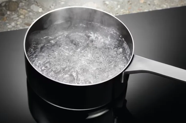 Индукционная варочная панель Electrolux, 60 см, с датчиком кипения и технологией Hob2Hood, черного цвета