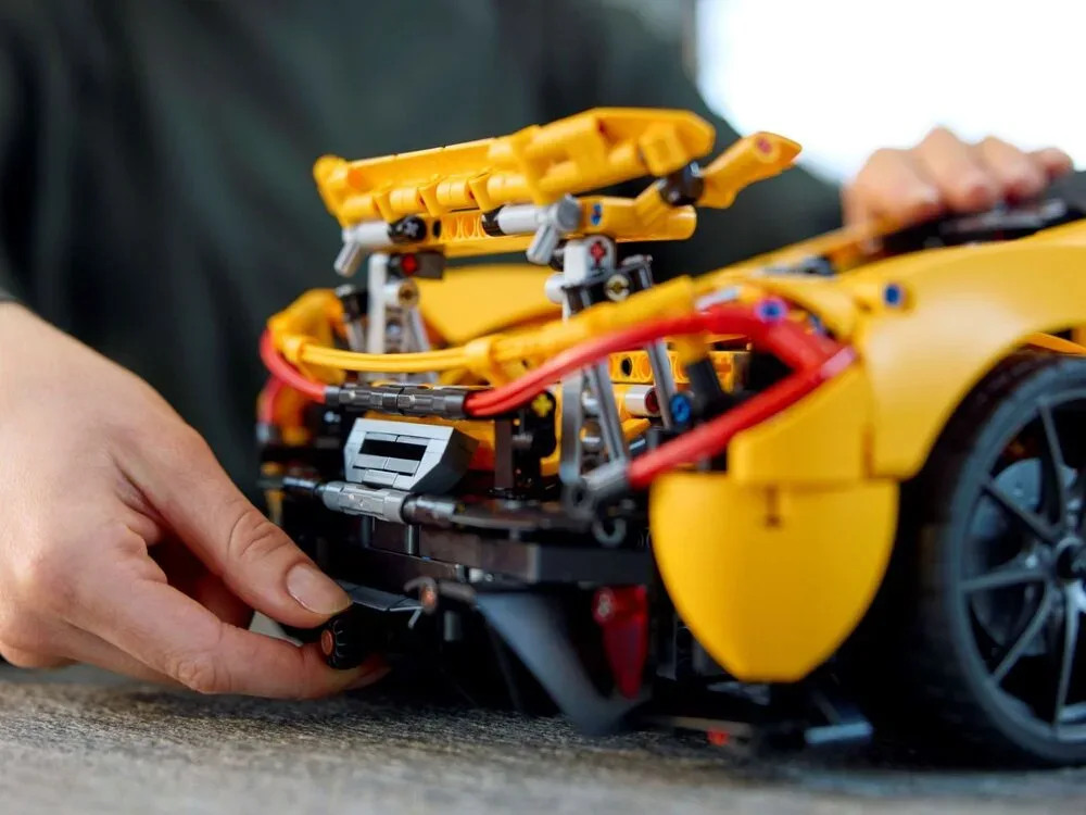Конструктор LEGO Technic автомобіль 1:8 різнокольоровий
