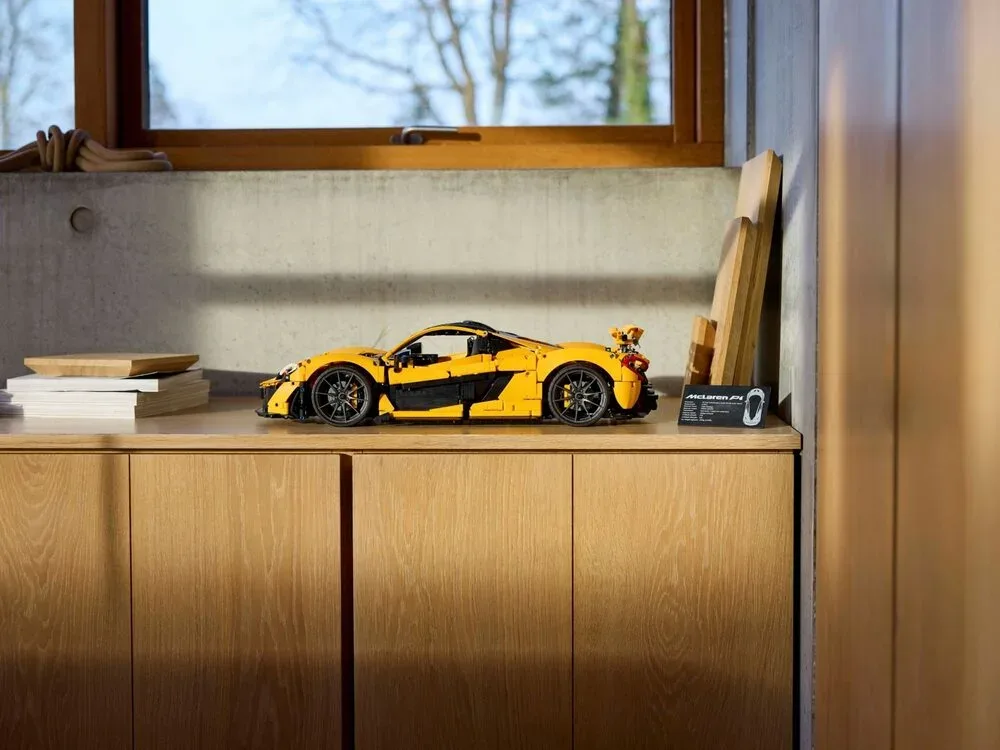 Конструктор LEGO Technic автомобіль 1:8 різнокольоровий