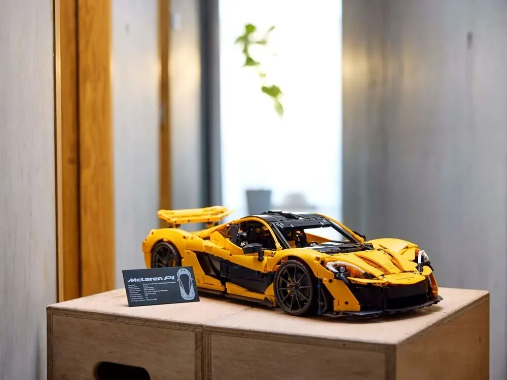 Конструктор LEGO Technic автомобіль 1:8 різнокольоровий