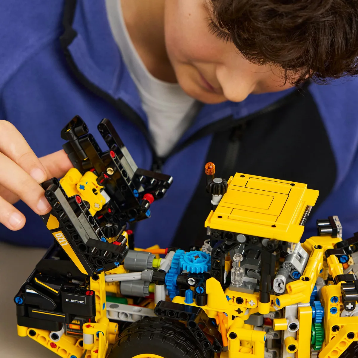 Конструктор LEGO Technic Колісний навантажувач Volvo L120 Electric