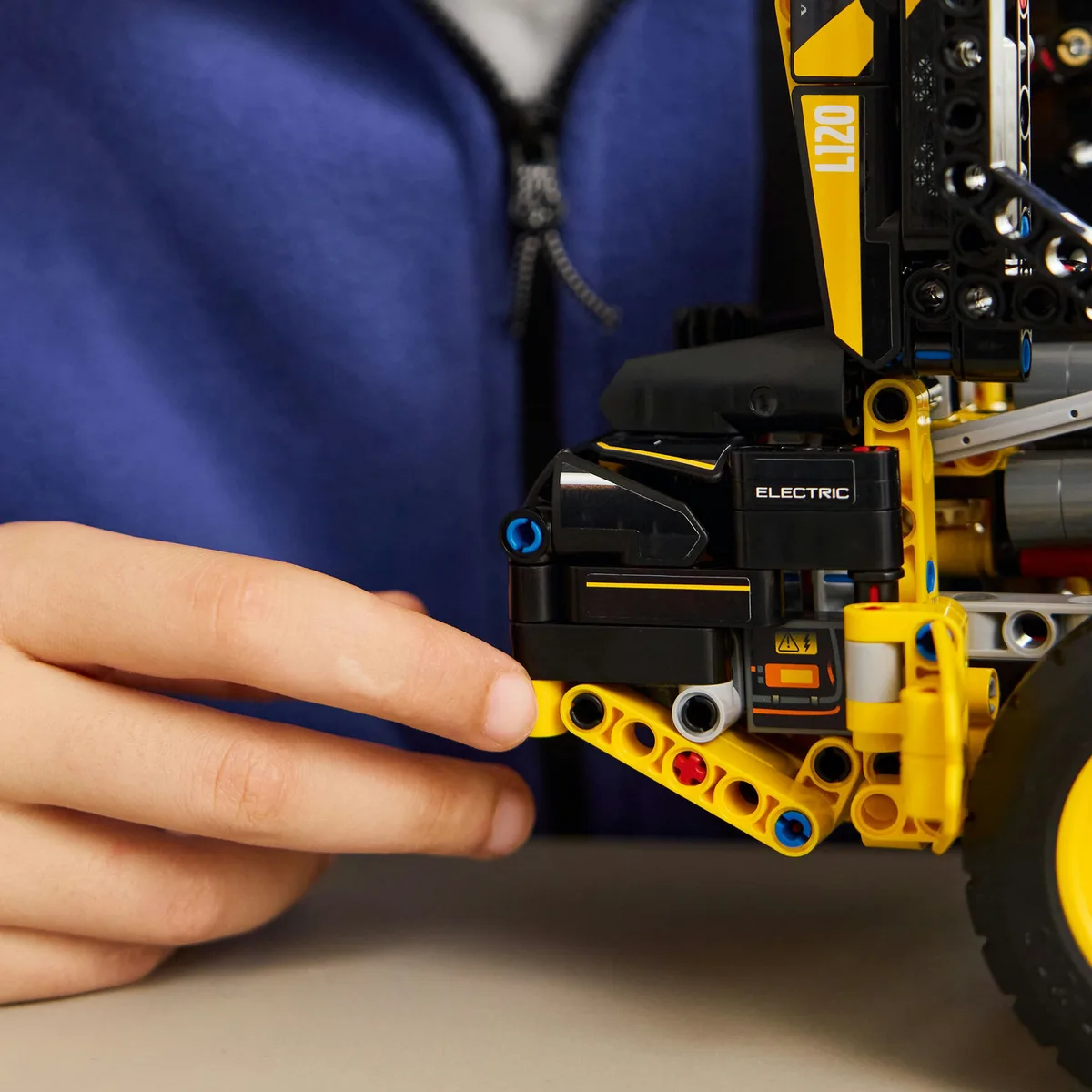 Конструктор LEGO Technic Колісний навантажувач Volvo L120 Electric