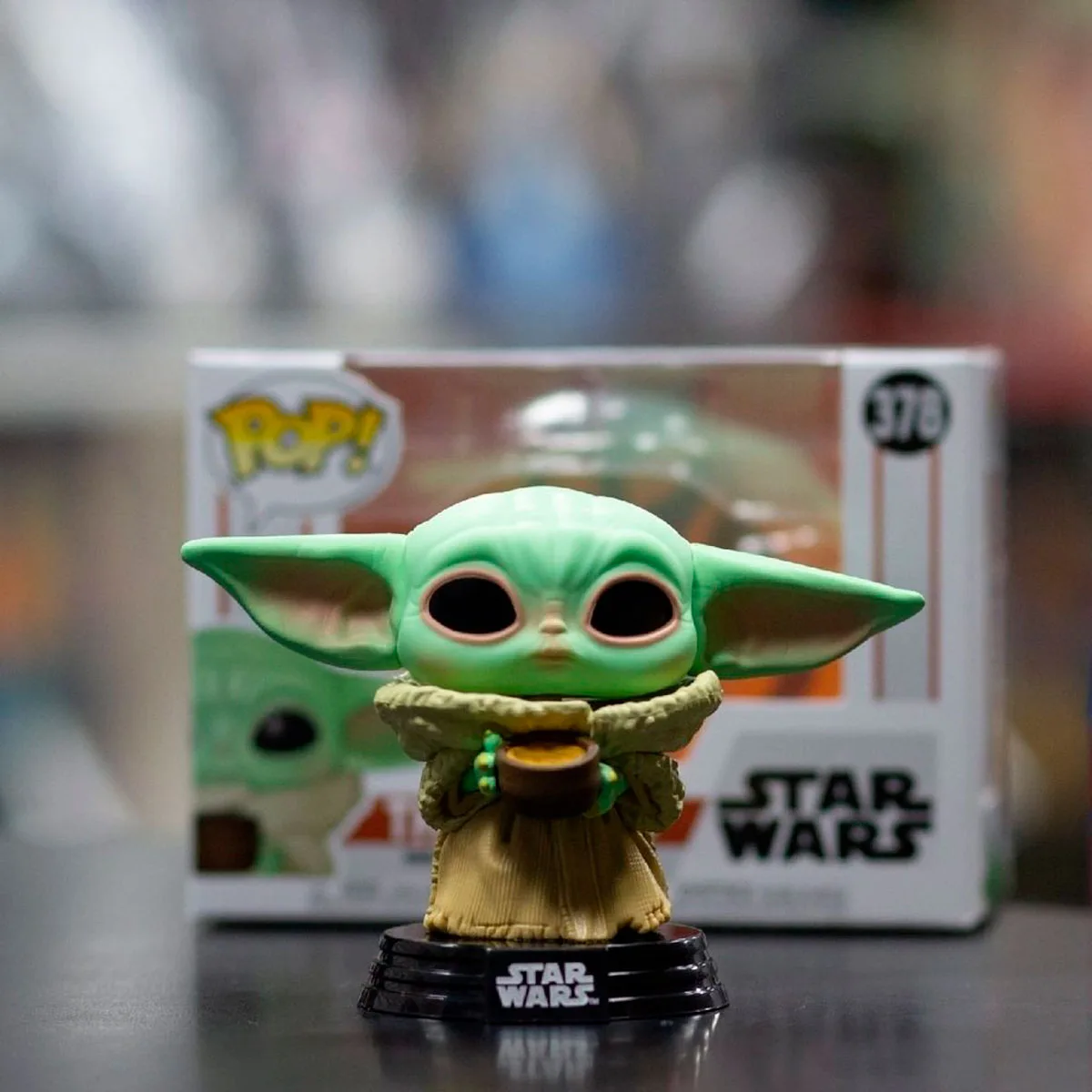 Ігрова фігурка Funko Pop! вініл 9,6 см Мандалорець Малюк із чашкою