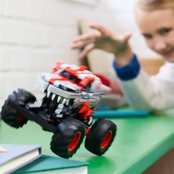 LEGO Technic Конструктор вантажівка з інерційним двигуном 232 деталі 26х14х9 см