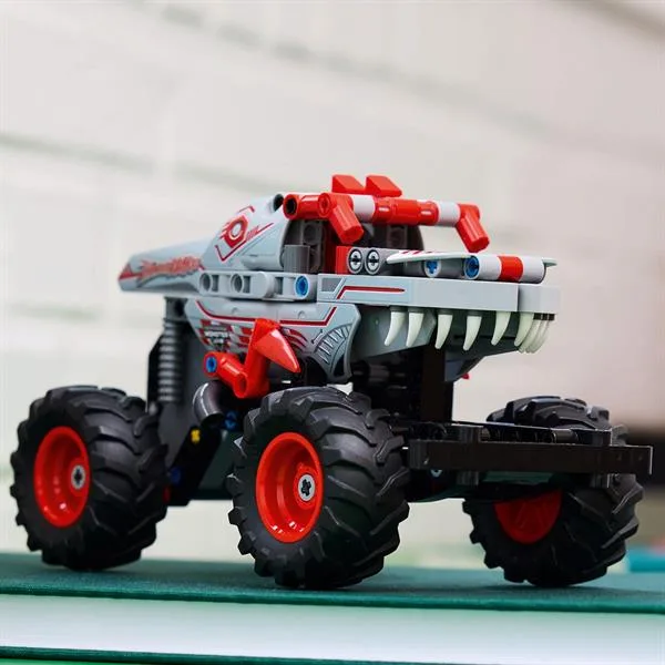 LEGO Technic Конструктор вантажівка з інерційним двигуном 232 деталі 26х14х9 см
