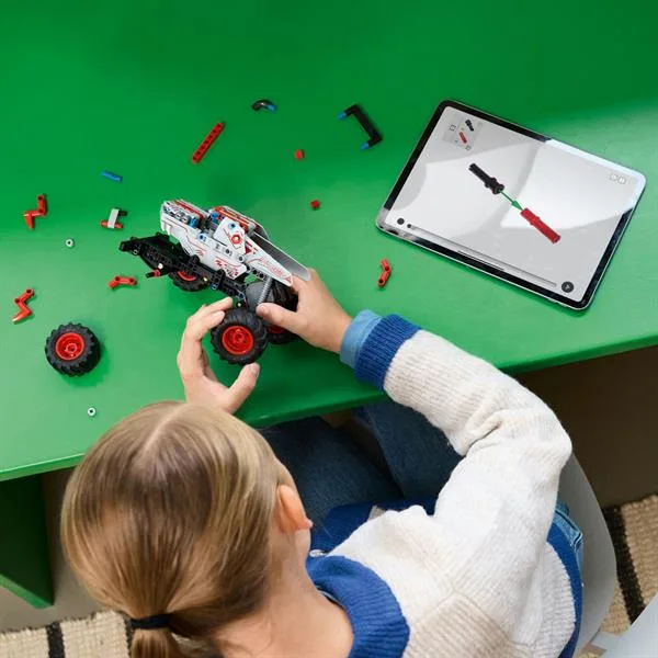 LEGO Technic Конструктор вантажівка з інерційним двигуном 232 деталі 26х14х9 см