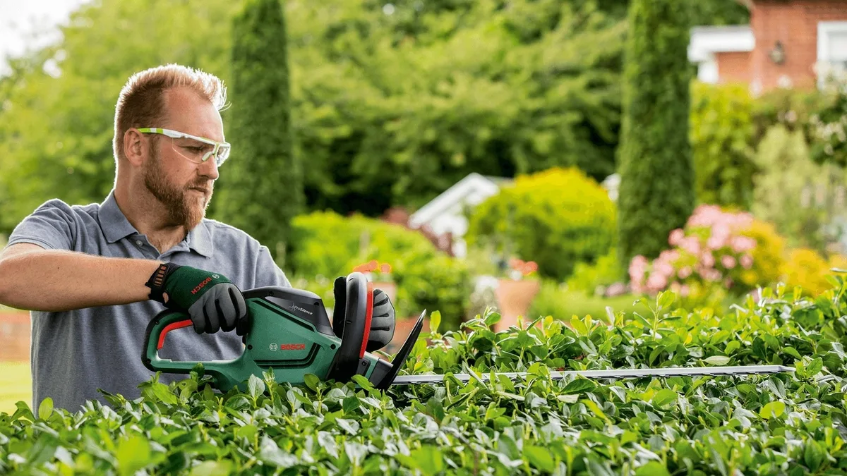 Кущоріз Bosch UniversalHedgeCut 60, потужність 480 Вт, довжина леза 60 см, крок різу 30 мм, вага 3.7 кг.