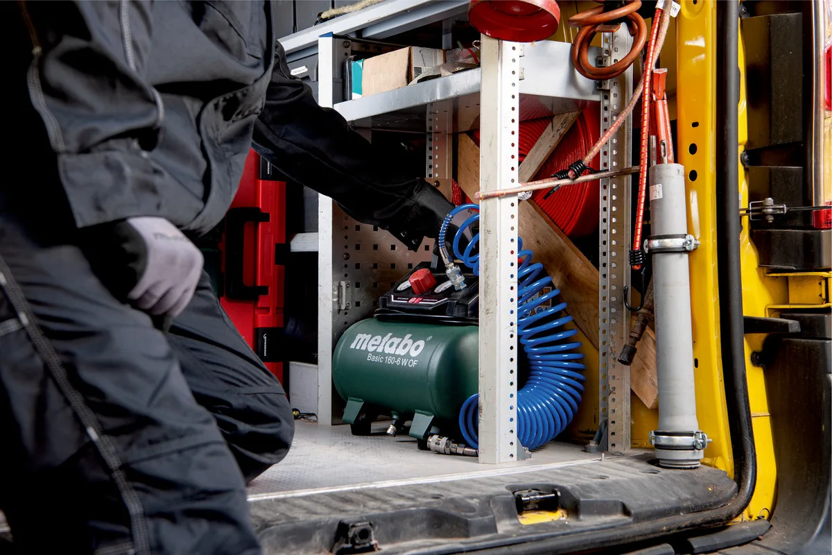 Безмасляний повітряний компресор Metabo BASIC 160-6 W OF, 900 Вт, об'єм 6 л, продуктивність 160 л/хв, тиск 8 бар, вага 8.4 кг.