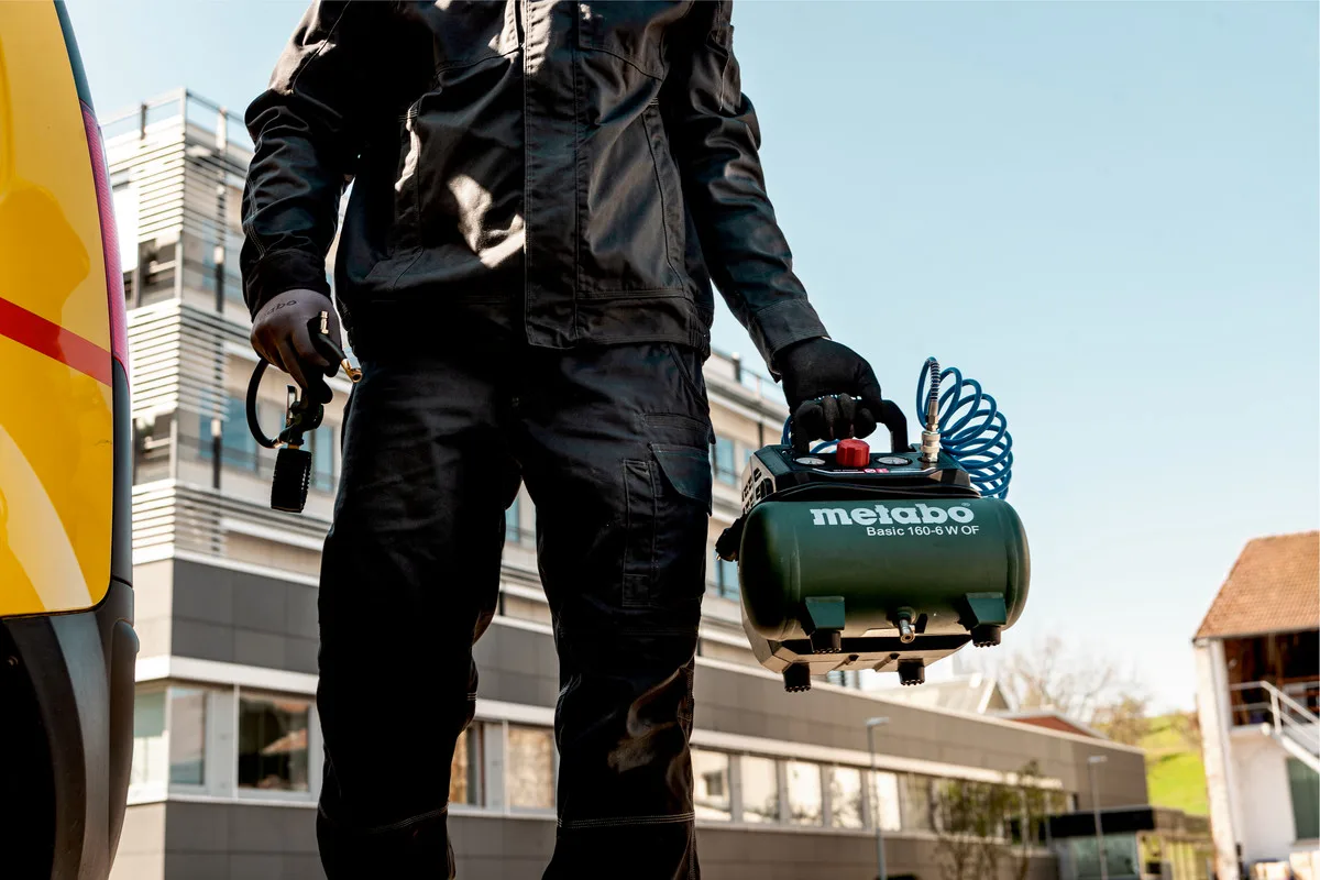 Безмасляний повітряний компресор Metabo BASIC 160-6 W OF, 900 Вт, об'єм 6 л, продуктивність 160 л/хв, тиск 8 бар, вага 8.4 кг.