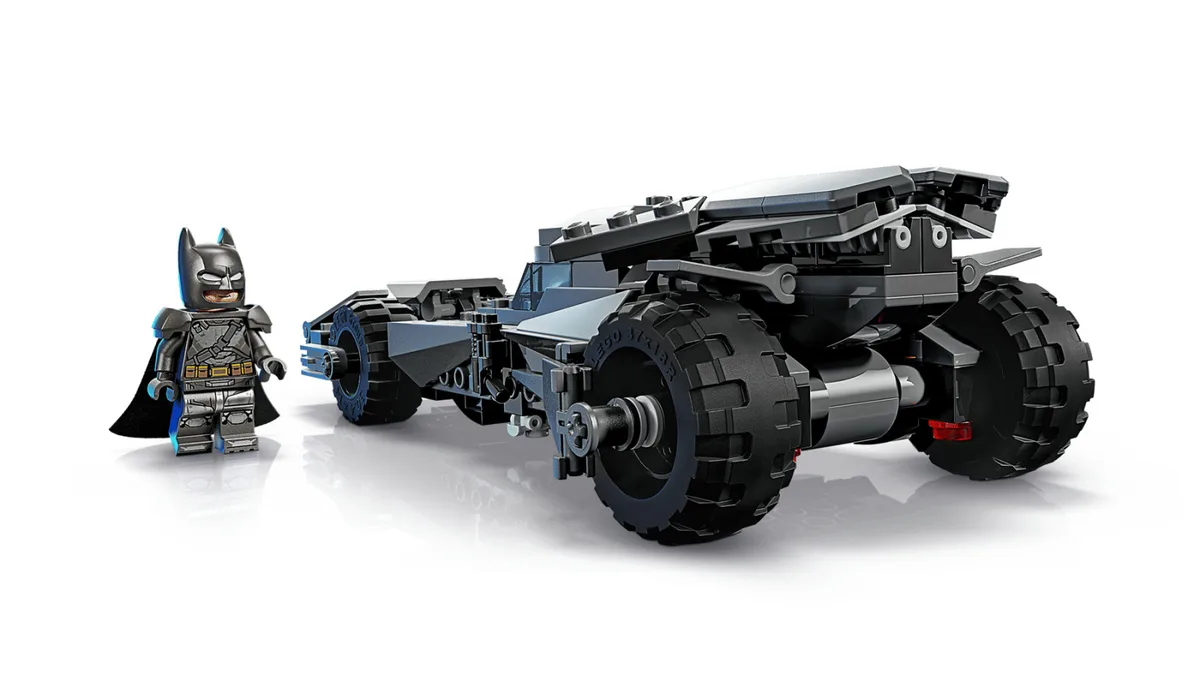 Конструктор LEGO Super Heroes сірий Бетмобіль 9+ для хлопчиків і дівчаток