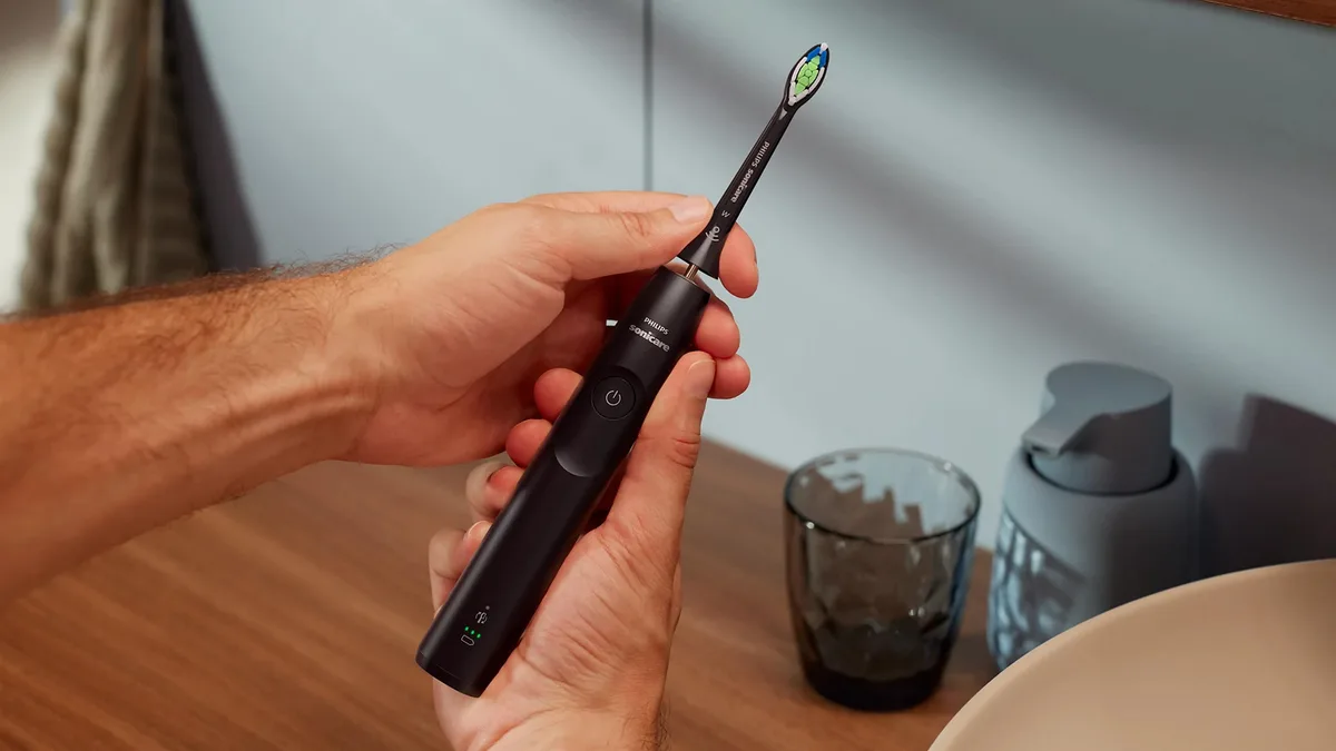 Електрична зубна щітка Philips Sonicare чорна середньої жорсткості з футляром 62 тис коливань на хвилину