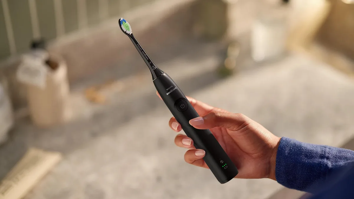 Електрична зубна щітка Philips Sonicare чорна середньої жорсткості з футляром 62 тис коливань на хвилину