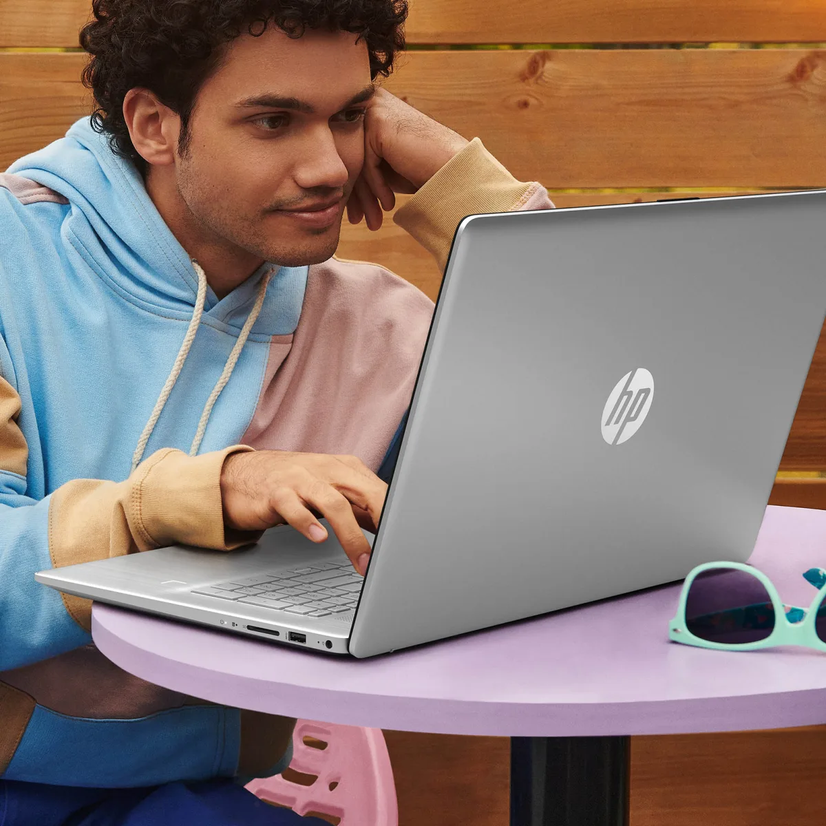 Ноутбук HP 17-cp2041ua 17.3" FHD IPS AG, AMD R5-7520U, 16GB, F512GB, UMA, DOS, сріблястий
