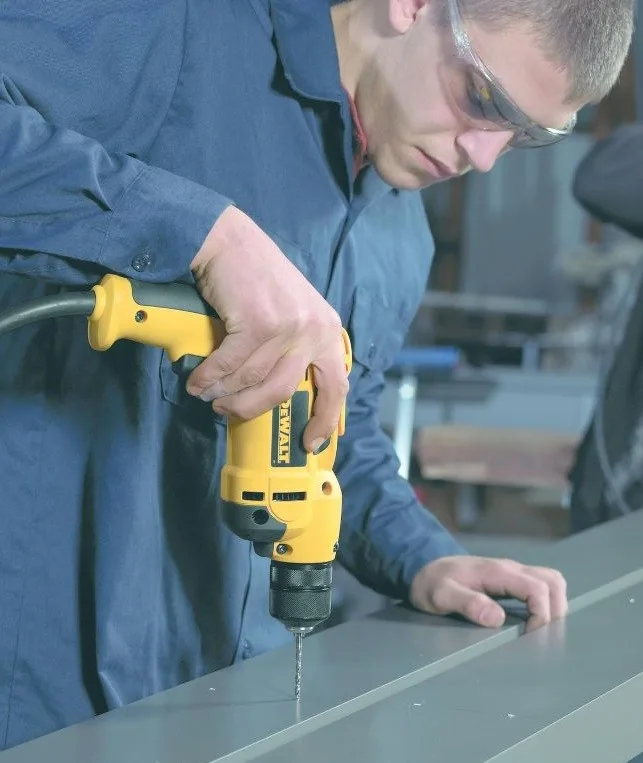 Дриль DeWalt 701 Вт, 10.9 Нм, 0-2500 об/хв, патрон 10 мм, вага 1.8 кг.