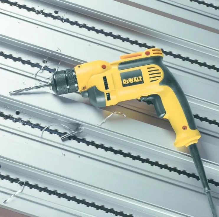 Дриль DeWalt 701 Вт, 10.9 Нм, 0-2500 об/хв, патрон 10 мм, вага 1.8 кг.