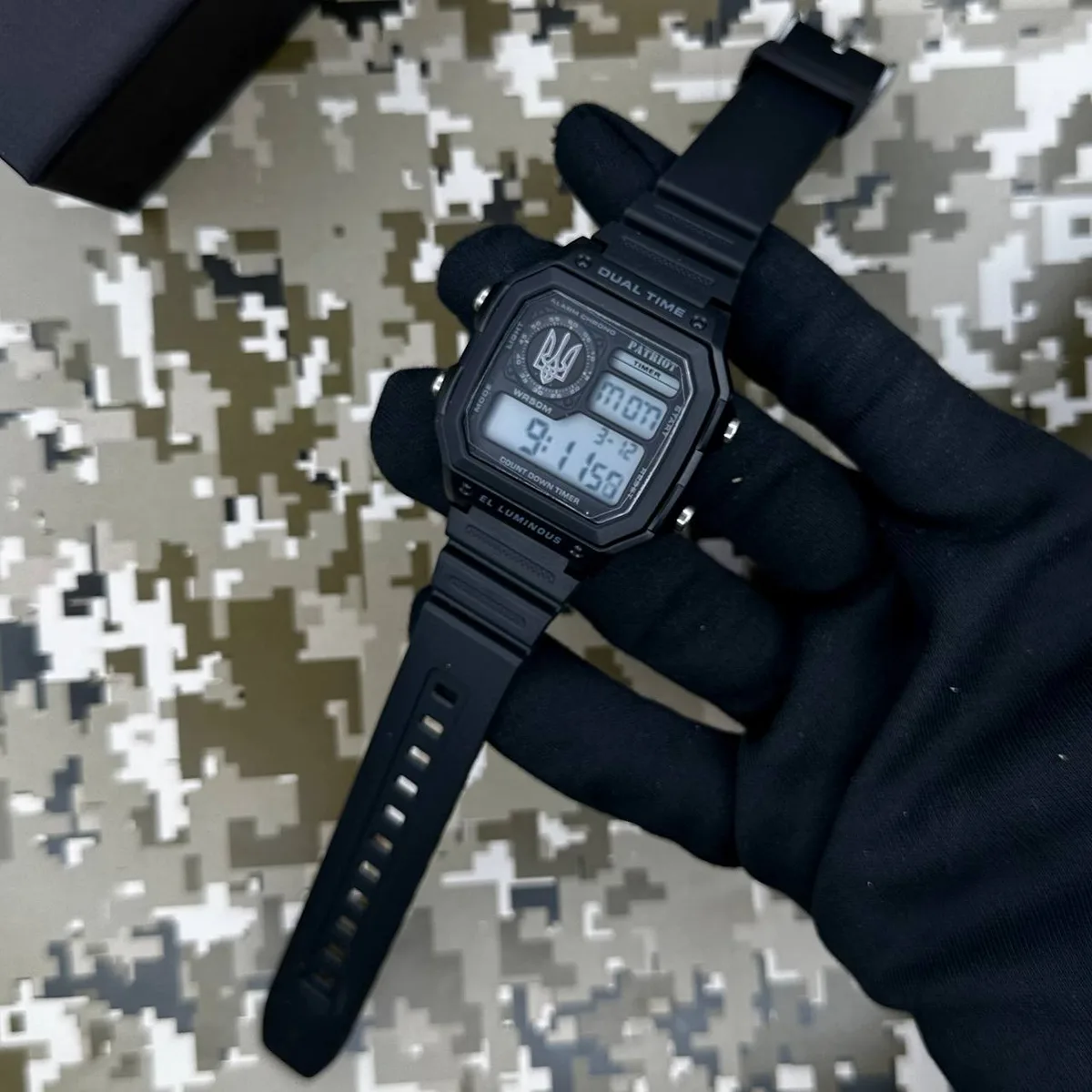 Годинники Patriot полімер чорні квадратний з каучуковим ремінцем