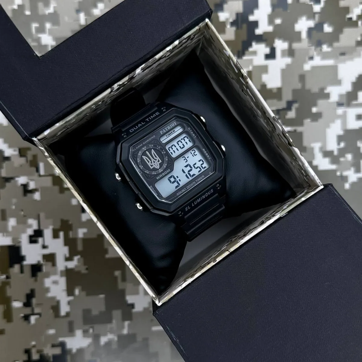 Годинники Patriot полімер чорні квадратний з каучуковим ремінцем