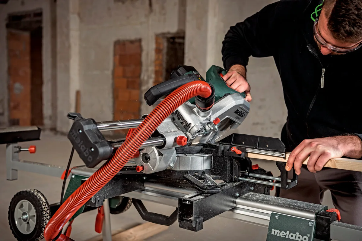 Пила торцювальна Metabo 1200 Вт диск 215 мм електрична з протяжкою