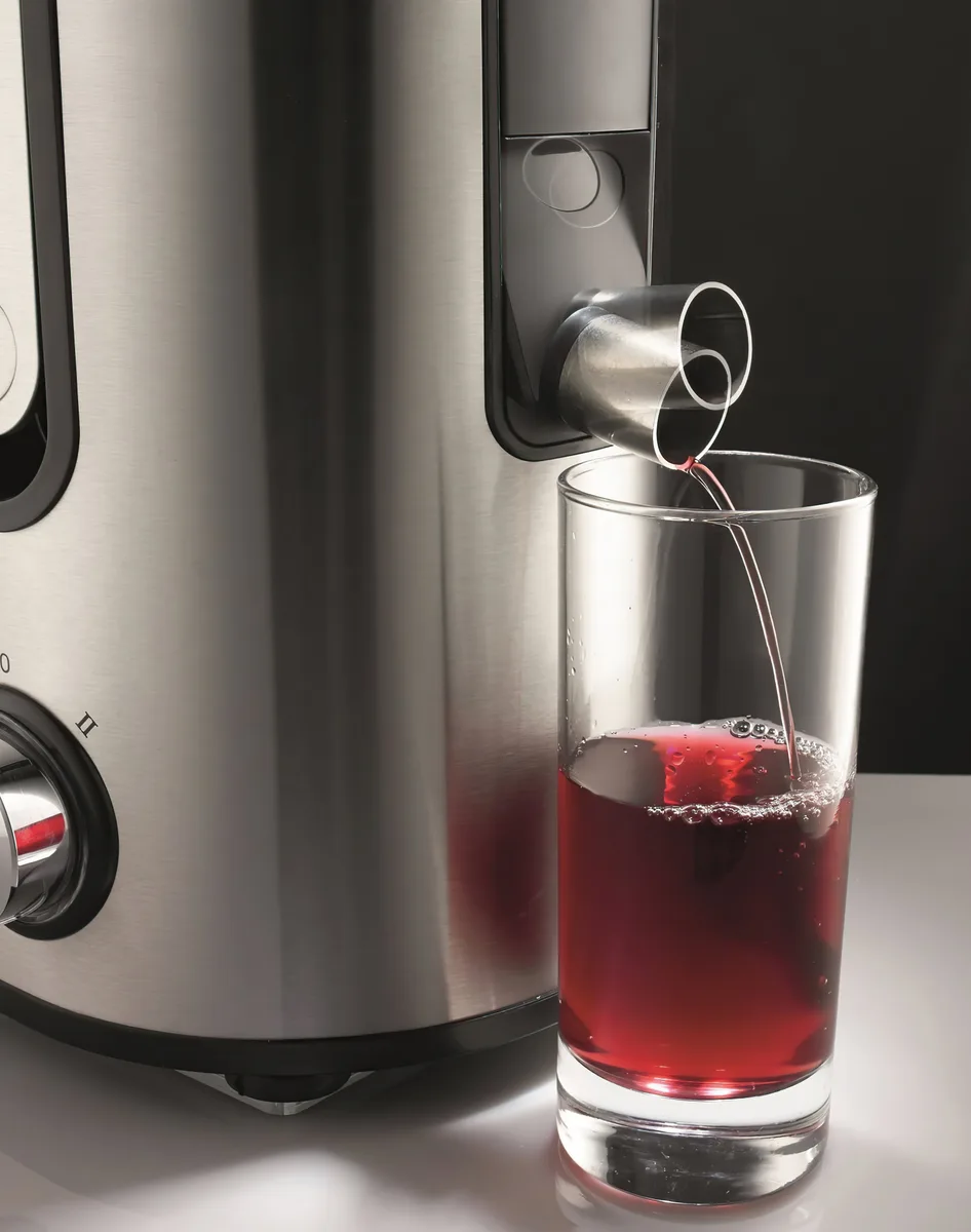 Соковыжималка Gorenje, мощность 900 Вт, объем чаши 11 л, объем жмыха 15 л, желоб для целых яблок, материал: пластик/металл, черный