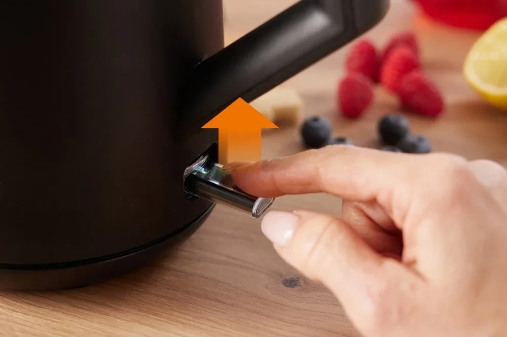 Електричний чайник Gorenje 1.7л з контролем Strix, чорний матовий.