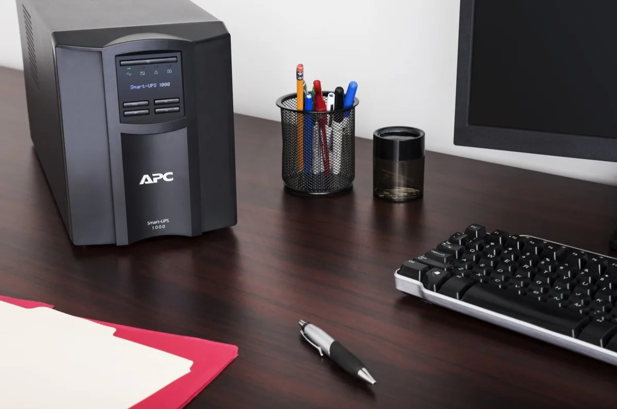 Источник бесперебойного питания APC Smart-UPS 1000VA/700W, LCD, USB, SmartConnect, 8xC13