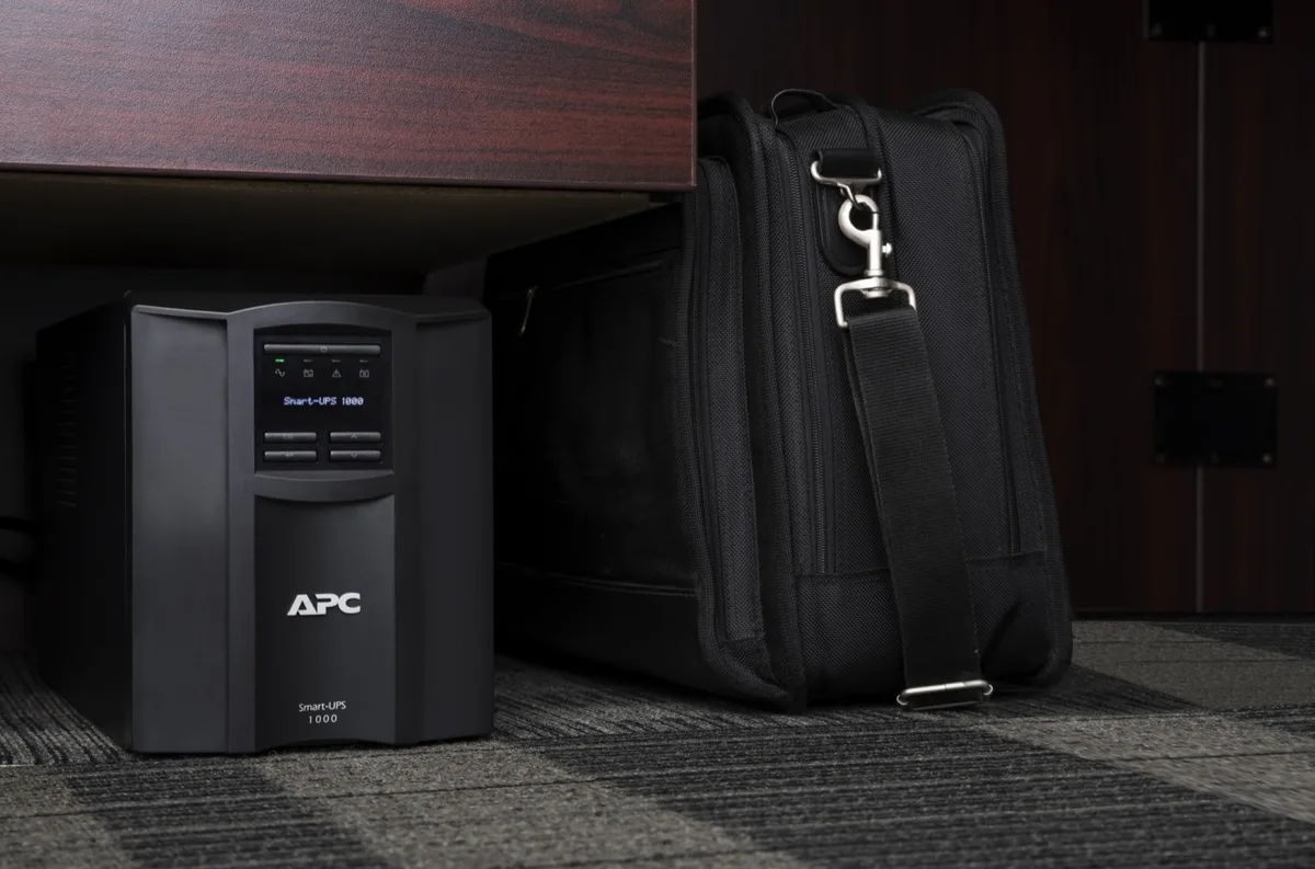 Источник бесперебойного питания APC Smart-UPS 1000VA/700W, LCD, USB, SmartConnect, 8xC13