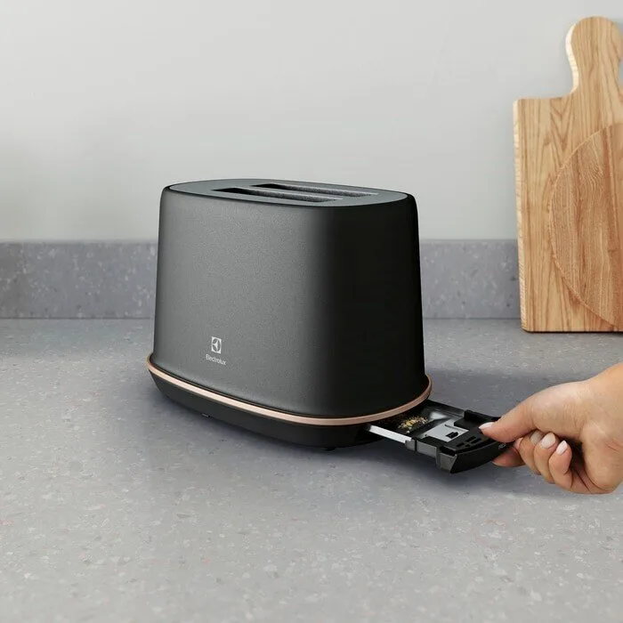 Тостер Electrolux 980 Вт, металевий, чорного кольору.