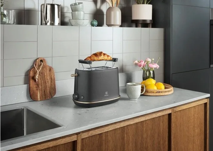 Тостер Electrolux 980 Вт, металевий, чорного кольору.