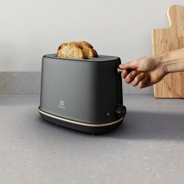 Тостер Electrolux 980 Вт, металевий, чорного кольору.