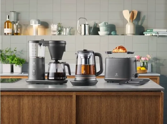 Тостер Electrolux 980 Вт, металевий, чорного кольору.
