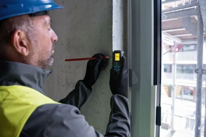 Лазерний далекомір Bosch Professional GLM 50-25 G, діапазон 0.05–50м, точність ±1.5мм/м, з чохлом, вага 0.2кг.