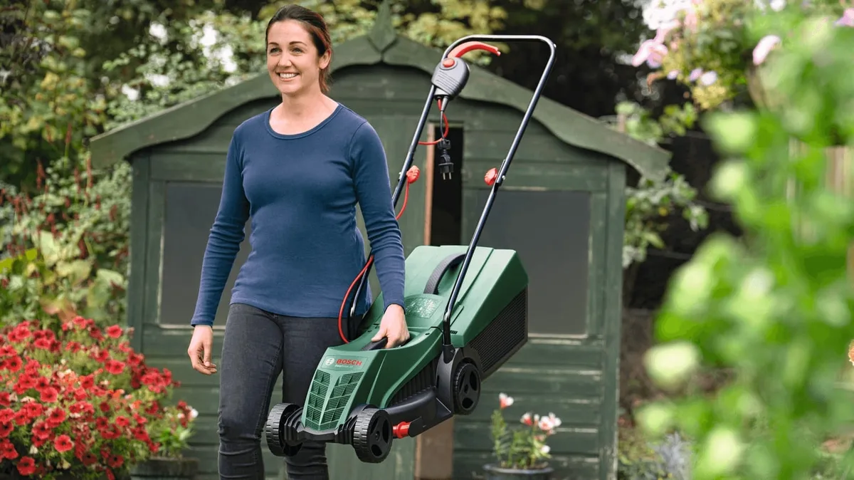 Газонокосарка електрична Bosch EasyRotak 32-205, потужність 1200 Вт, ширина скошування 32 см, об'єм травозбірника 31 л, висота ско
