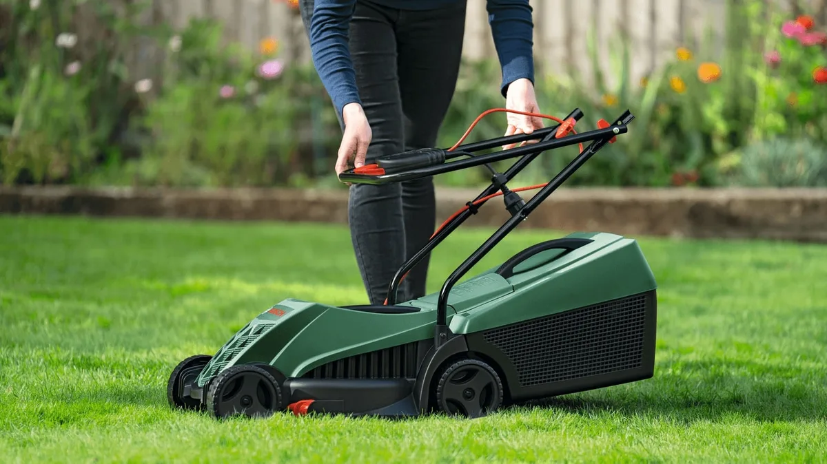 Газонокосарка електрична Bosch EasyRotak 32-205, потужність 1200 Вт, ширина скошування 32 см, об'єм травозбірника 31 л, висота ско
