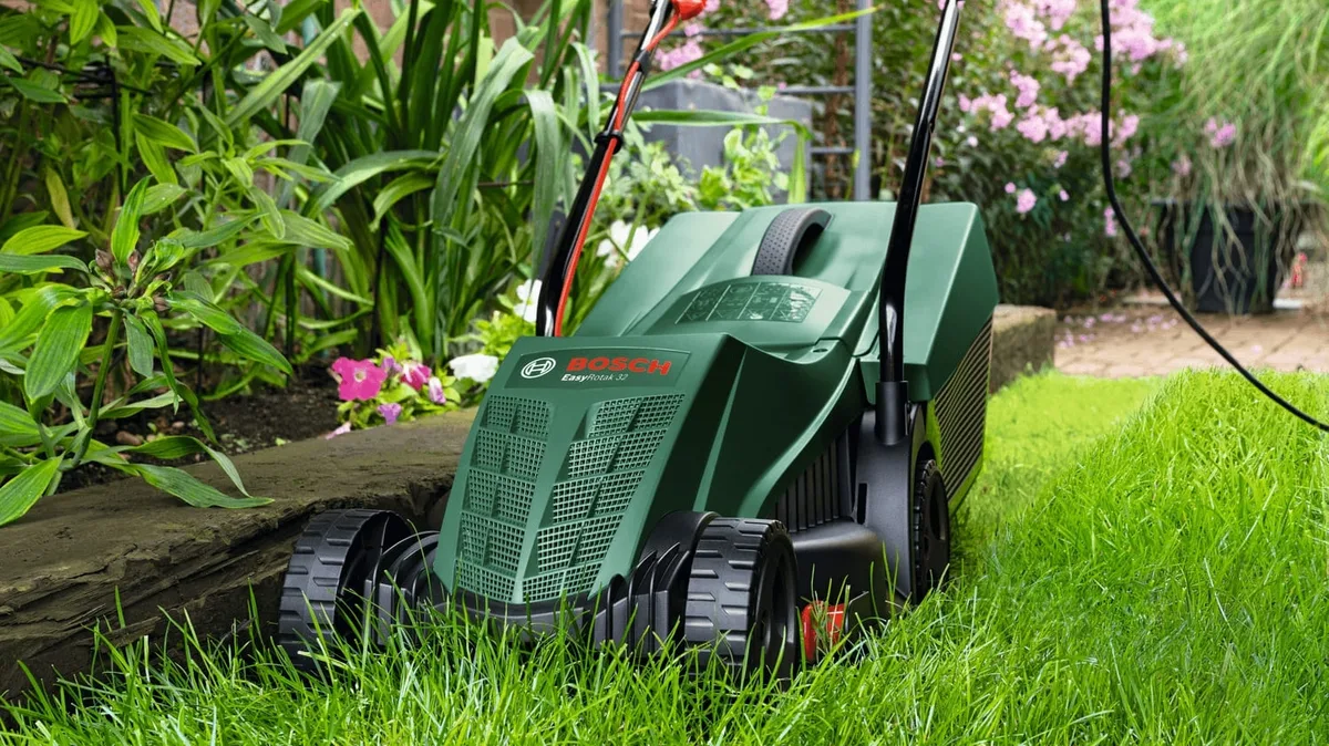 Газонокосарка електрична Bosch EasyRotak 32-205, потужність 1200 Вт, ширина скошування 32 см, об'єм травозбірника 31 л, висота ско