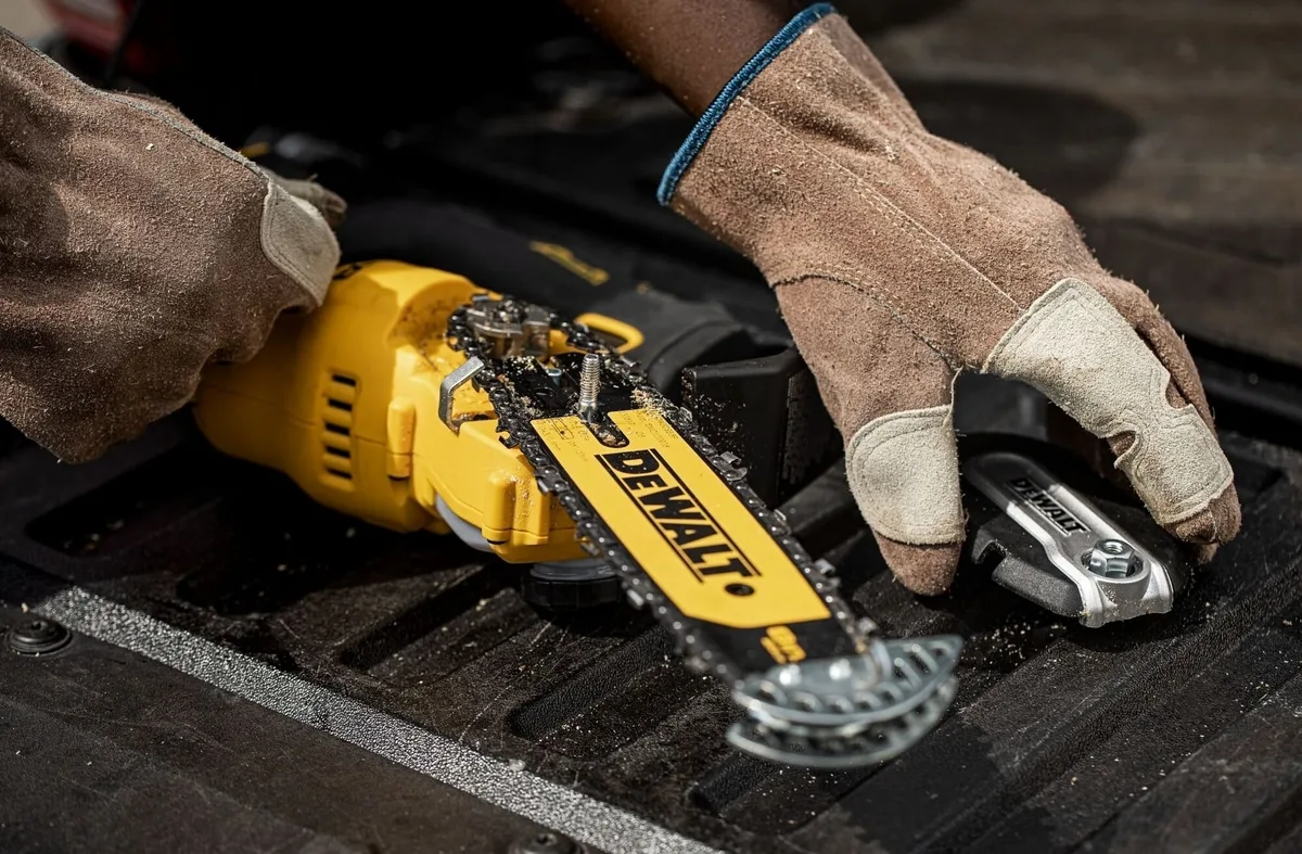 Аккумуляторная цепная пила DeWalt 18В XR Li-ion, скорость 86 м/с, длина шины 20 см, вес 21 кг (без аккумулятора и зарядного устройства)