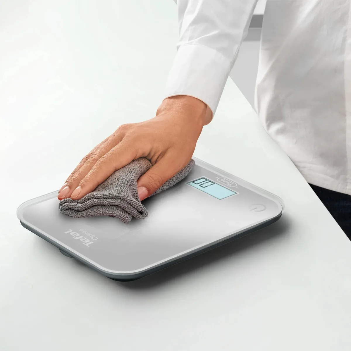 Кухонні ваги Tefal Optiss, 5 кг, з двома батарейками AAA в комплекті, скляний корпус, сріблястого кольору.