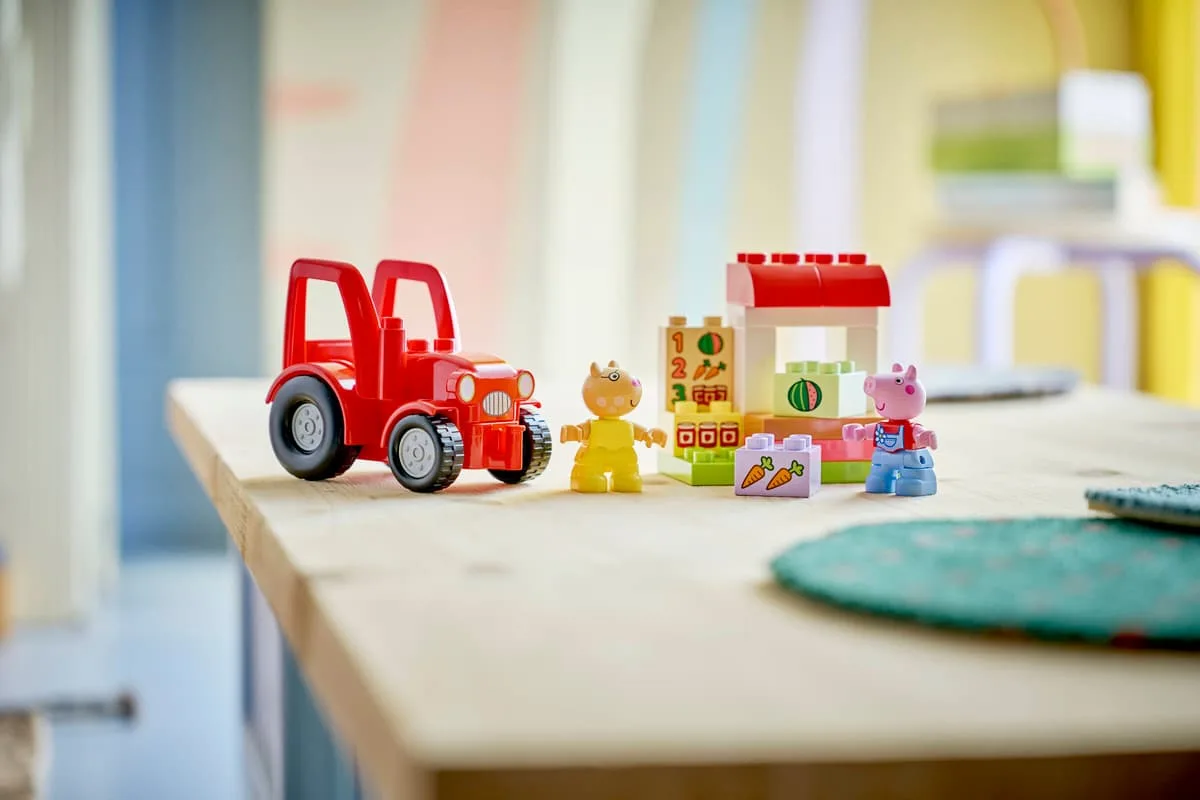 Конструктор LEGO DUPLO Peppa Pig Трактор 2+ років різнокольоровий
