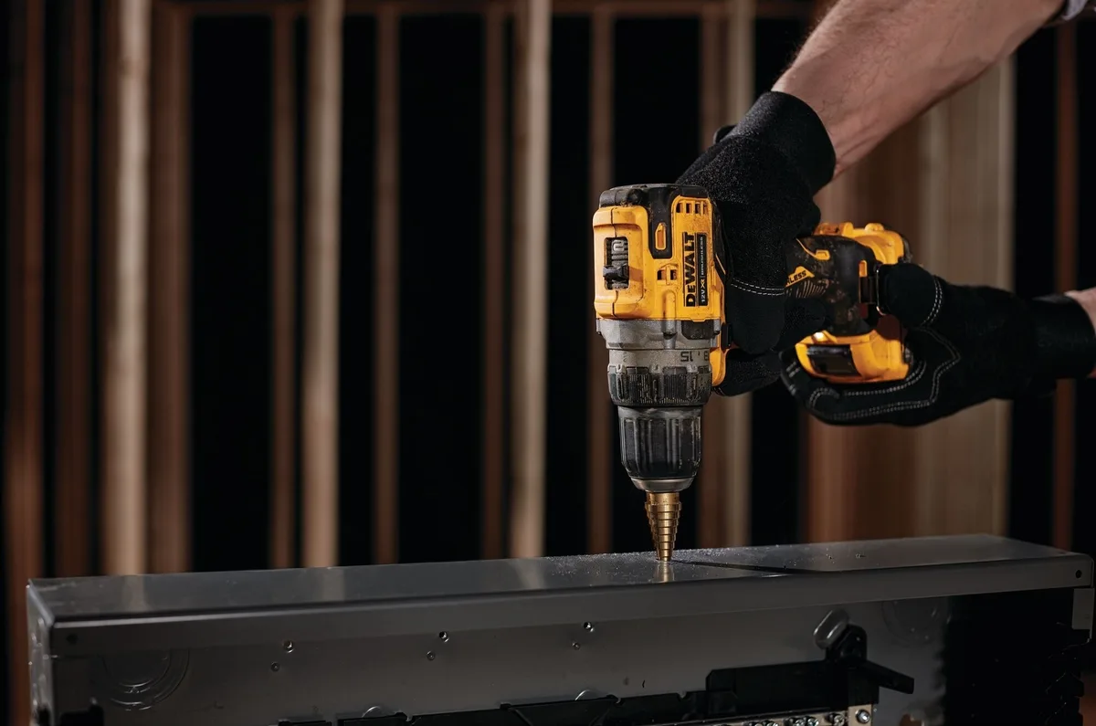 Акумуляторна дриль-шурупокрут DeWalt XR Li-Ion 12В, 2 батареї по 2А·год, момент 57.5Нм, швидкість 425-1500 об/хв, патрон 10мм, ваг