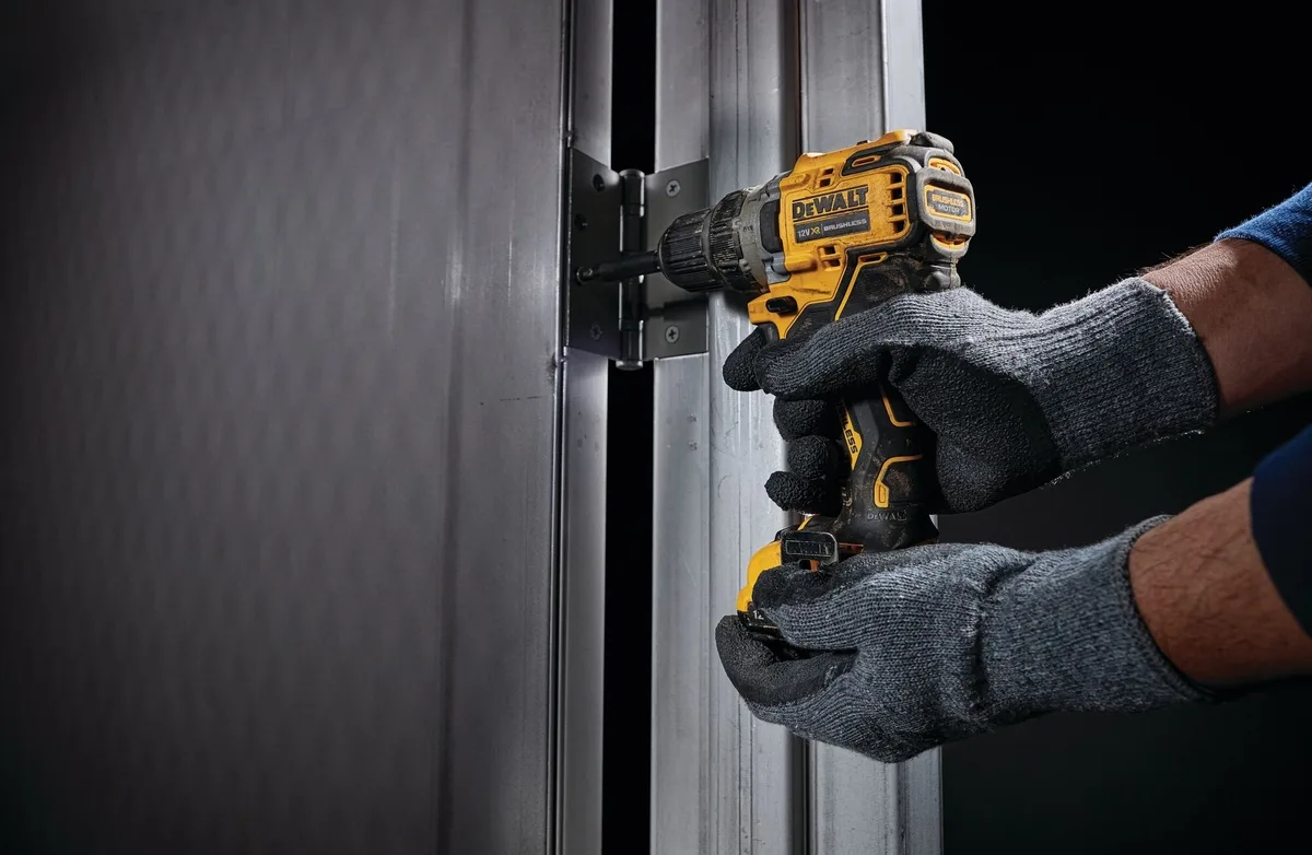 Акумуляторна дриль-шурупокрут DeWalt XR Li-Ion 12В, 2 батареї по 2А·год, момент 57.5Нм, швидкість 425-1500 об/хв, патрон 10мм, ваг
