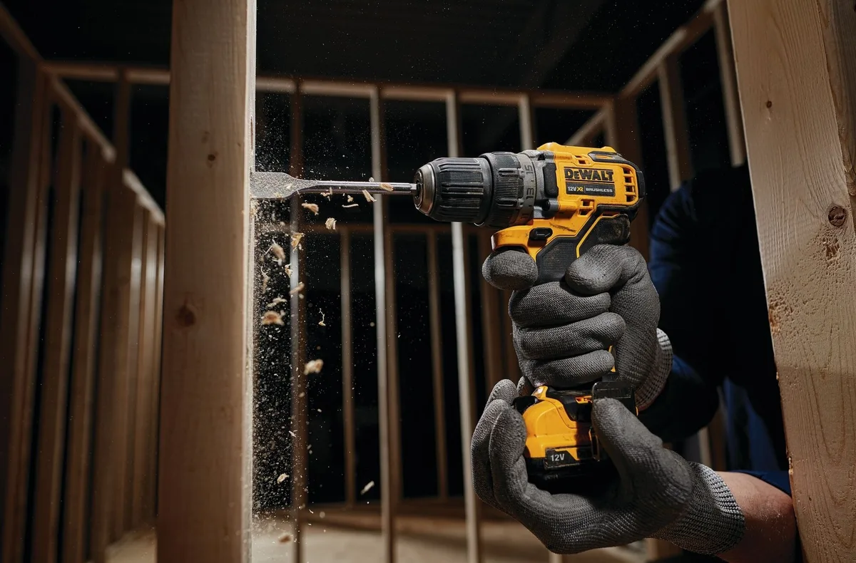 Акумуляторна дриль-шурупокрут DeWalt XR Li-Ion 12В, 2 батареї по 2А·год, момент 57.5Нм, швидкість 425-1500 об/хв, патрон 10мм, ваг