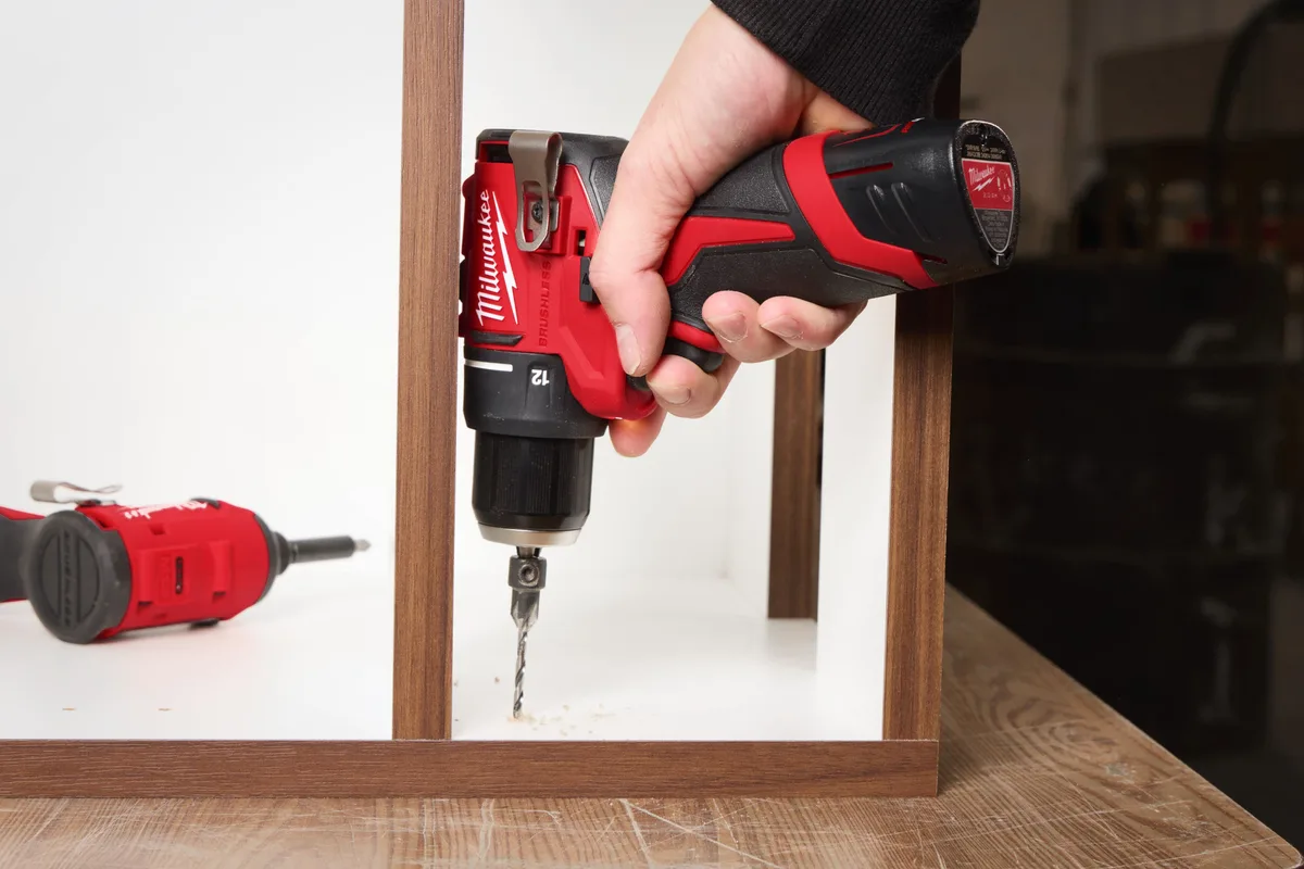Акумуляторний шуруповерт-дриль Milwaukee M12 BLDDRC-202C 12В 2х2А·год 40Нм 0-550-1700об/хв ЗП C12C в кейсі, вага 1.2кг.