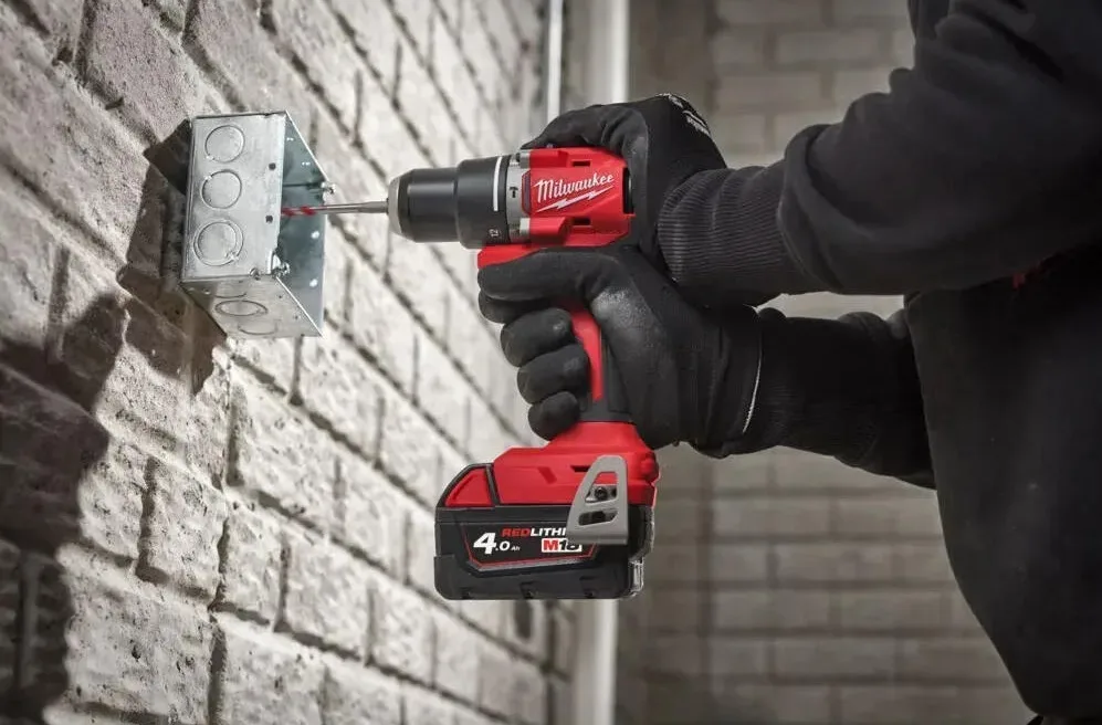 Акумуляторний шуруповерт-дриль Milwaukee М18 BLPDRC-422С 18В 1х2А·год 1х4А·год 60Нм 500·1700об/хв ЗП M12-18C